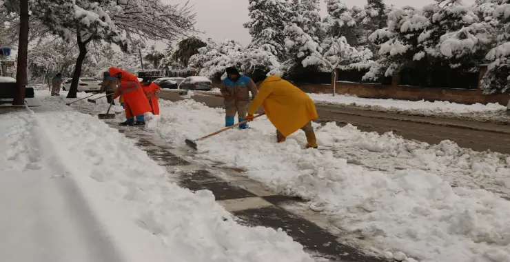 HALİLİYE BELEDİYESİ KARLA MÜCADELEYİ DÖRT KOLDAN SÜRDÜRÜYOR