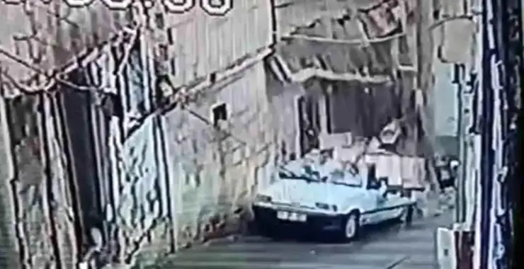 Duvar, park halindeki otomobilin üzerine devrildi