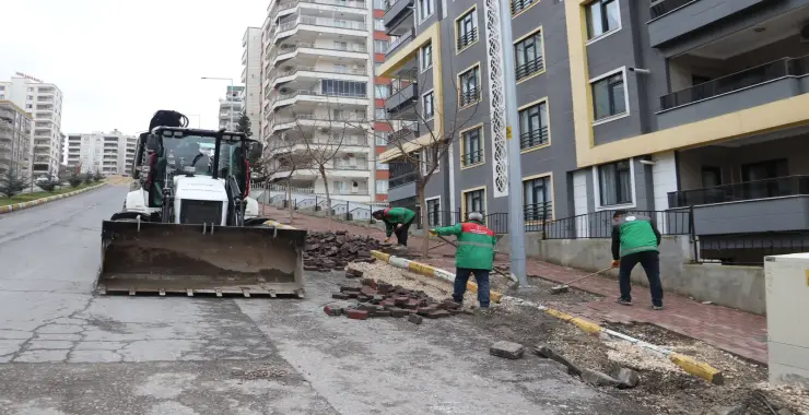 KARAKÖPRÜ’DE YOL VE KALDIRIM ÇALIŞMALARI ARALIKSIZ SÜRÜYOR