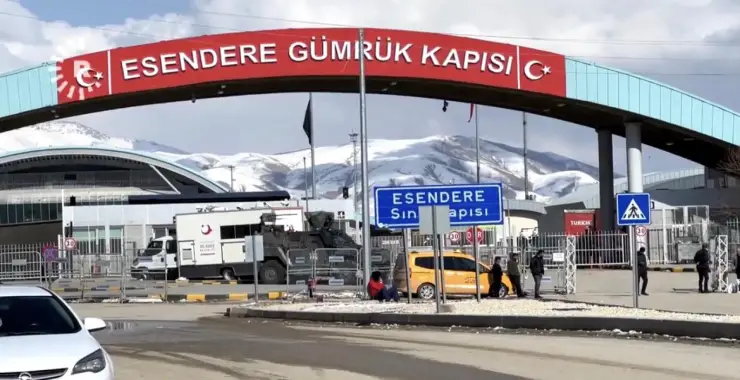 Esendere Sınır Kapısı’nda Hareketlilik: Tahliyeler Sürüyor, Ticaret Durdu