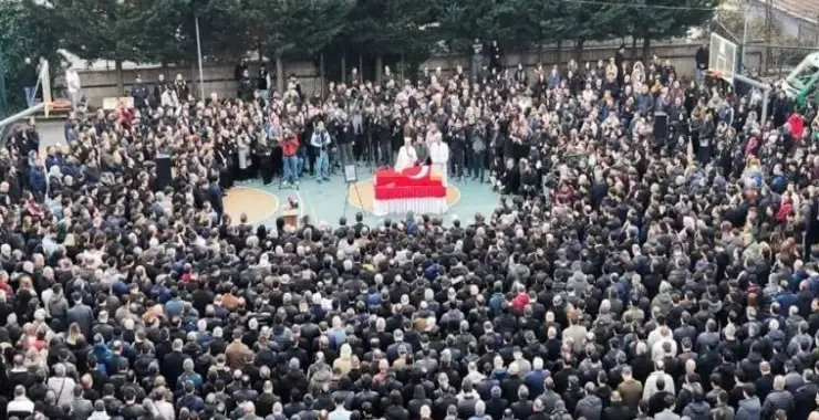 Fatma Nur öğretmene gözyaşlarıyla veda