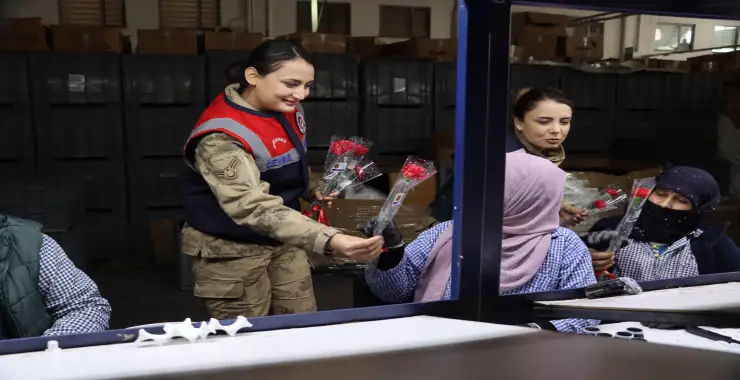 Şanlıurfa’da Kadınlara 8 Mart’ta Jandarmadan Anlamlı Ziyaret