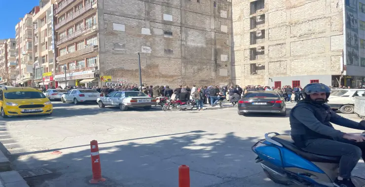 Şanlıurfa’da Plaka Yoğunluğu: Sürücüler Şoförler Odası Önünde Kuyruk Oluşturdu