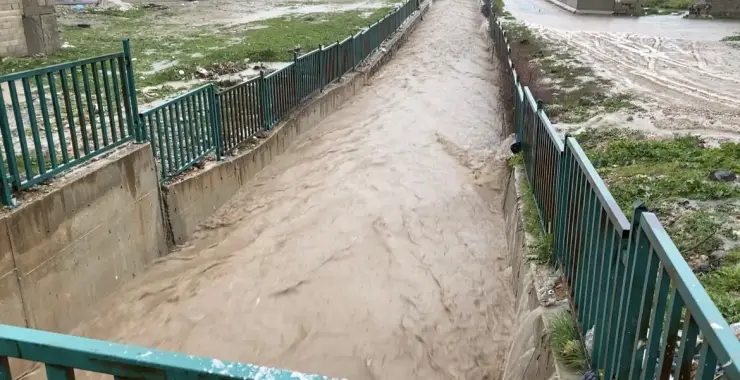 Ceylanpınar’da Sağanak Yağış Dereyi Taşırdı, Evleri Su Bastı