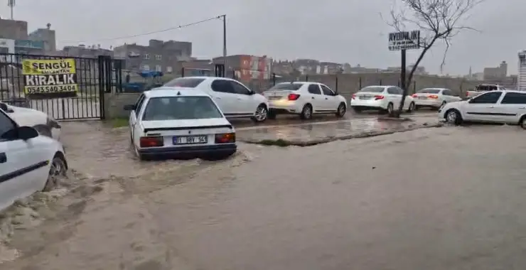 Vali Hasan Şıldak; Yağış Uyarısı: “Zorunlu Olmadıkça Trafiğe Çıkmayın”