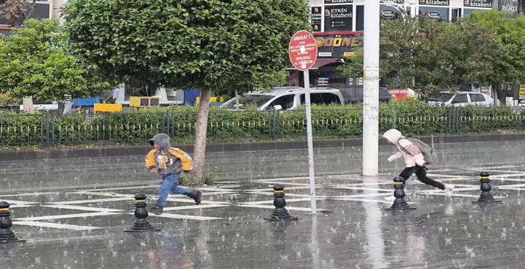 “Yağış Alarmı: Pazartesi Okullar Tatil mi?” 