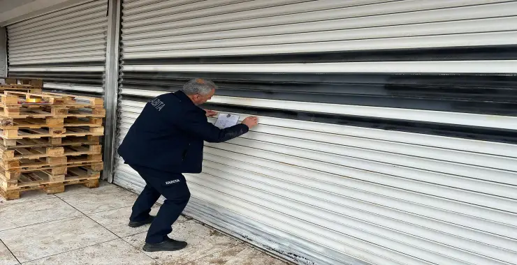 Siverek zabıtası, bozuk tavuk deposunu mühürledi