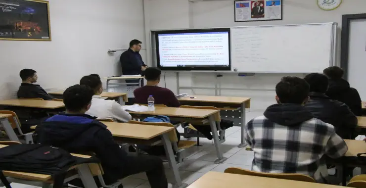 HALİLİYE’DE GENÇLER GELECEĞE EĞİTİMLE HAZIRLANIYOR