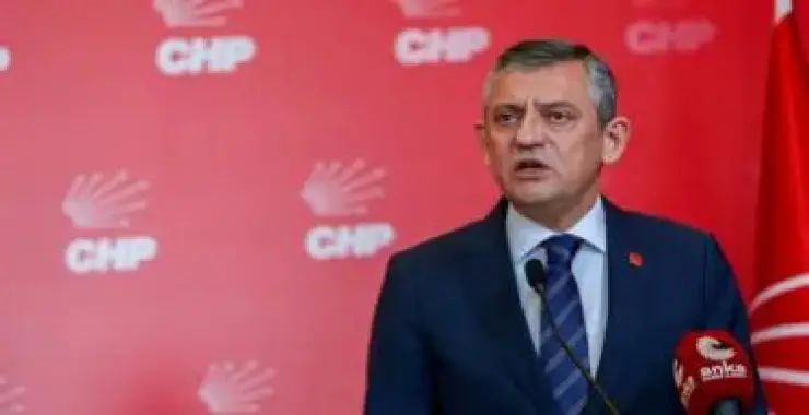 CHP’nin gündemi ara seçim. Özgür Özel belediye başkanlarını topluyor