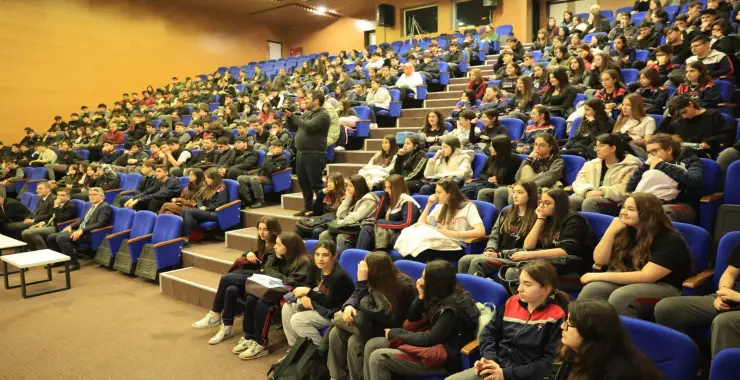 BAŞKAN NİHAT ÇİFTÇİ, GENÇLERLE TECRÜBELERİNİ PAYLAŞTI