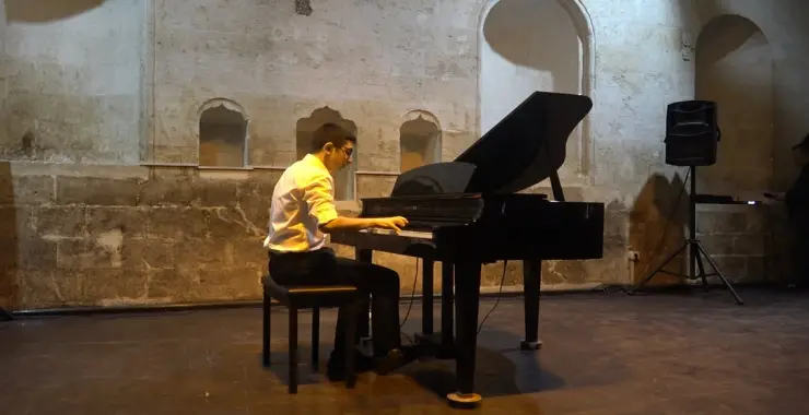 MİNİK VE GENÇ PİYANİSTLER SAHNEDE GÖZ DOLDURDU