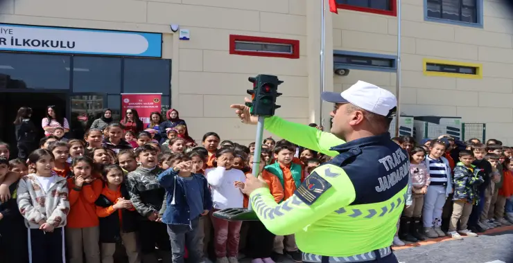 JANDARMA’DAN OKULLARDA EĞİTİM FAALİYETİ