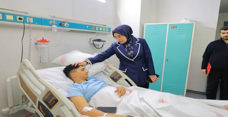 Yazmacı,  yaralı öğretmen ve öğrencileri ziyaret etti