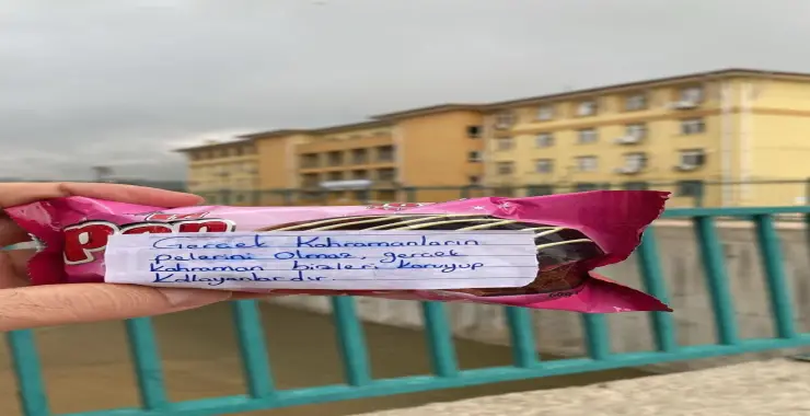 ÖĞRECİLERDEN POLİSE KEK İKRAMI