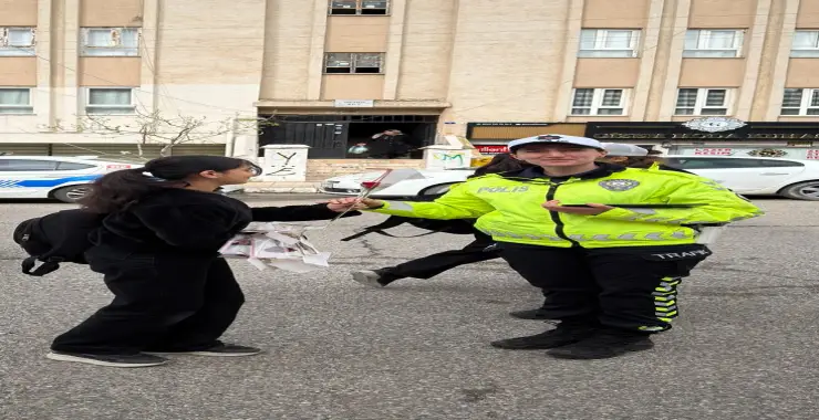 ÖĞRECİLERDEN POLİSE KARANFİLLİ KARŞILAMA