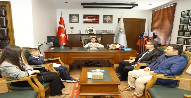 Başkan Bucak koltuğunu öğrencilere devretti