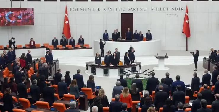 Meclis’te 23 Nisan özel oturumu. Kurtulmuş’tan anayasa mesajı
