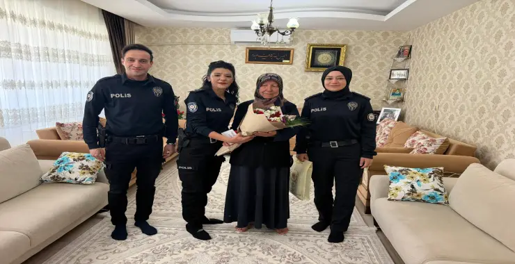 POLİSLERDEN ŞEHİT ANNELERİNE ANNELER GÜNÜ ZİYARETİ