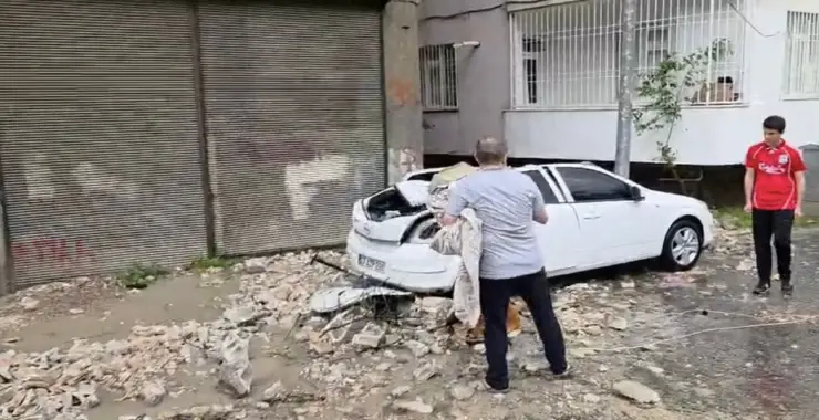 Birecik’te Dolu ve Fırtına Hayatı Olumsuz Etkiledi