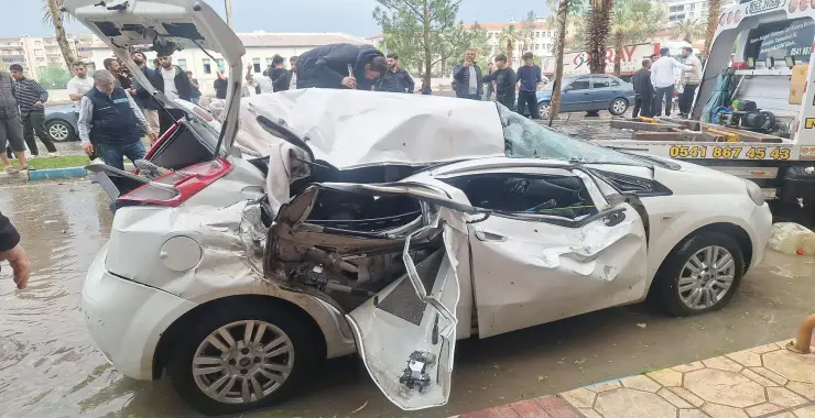 Birecik’te Fırtına Faciası: Güneş Paneli Otomobilin Üzerine Düştü, 1 Kişi Hayatını Kaybetti