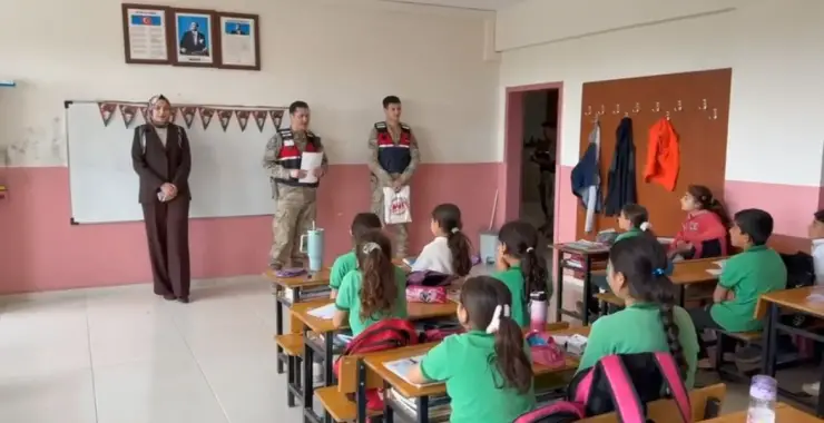 Hilvanlı Öğrencilerden Jandarmaya Moral Desteği