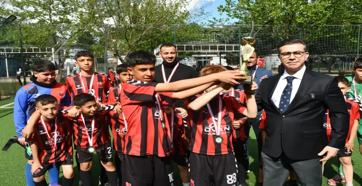 Dereceye giren öğrencilere kupalarını Başkan Bucak verdi
