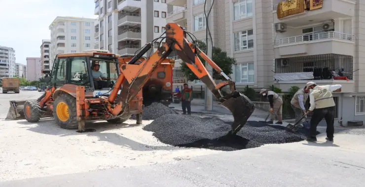 KARAKÖPRÜ’DE BOZULAN YOLLAR SICAK ASFALTLA YENİLENİYOR
