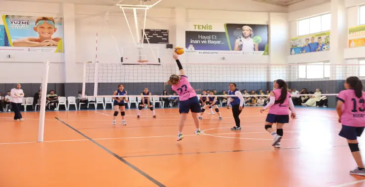 KARAKÖPRÜ’DE ORTAOKULLAR ARASI VOLEYBOL TURNUVASI COŞKULU FİNALLE SONA ERDİ